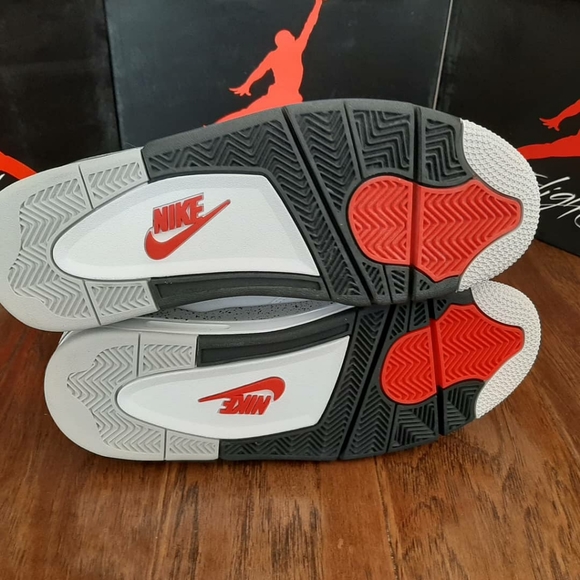 Jordan 4 White Cement (2016) - Picture 4 of 5